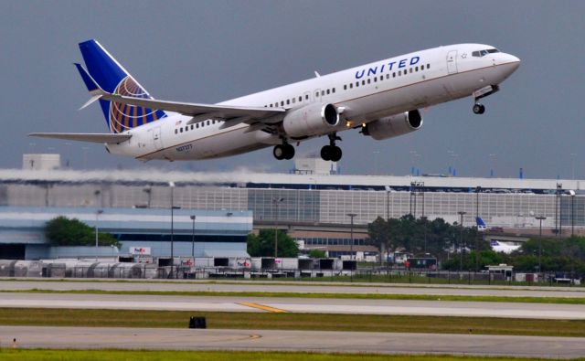 Boeing 737-800 (N37277)