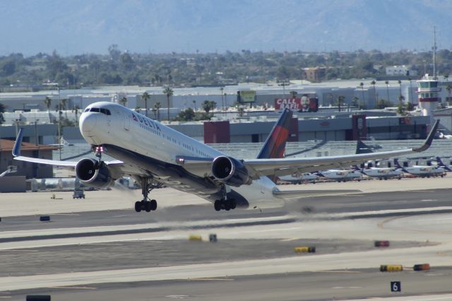 BOEING 767-300 (N1604R) - Photo taken on Thanksgiving 11/24/2022