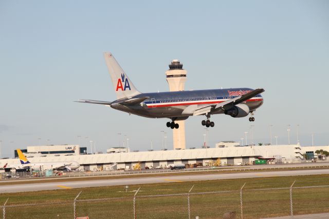 BOEING 767-300 (N396AN)