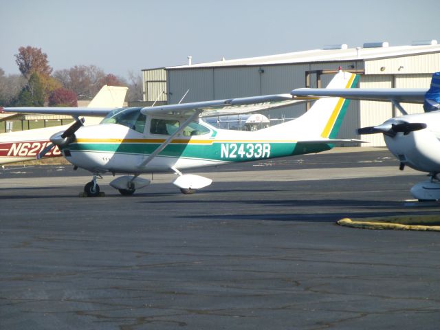 Cessna Skylane (N2433R)