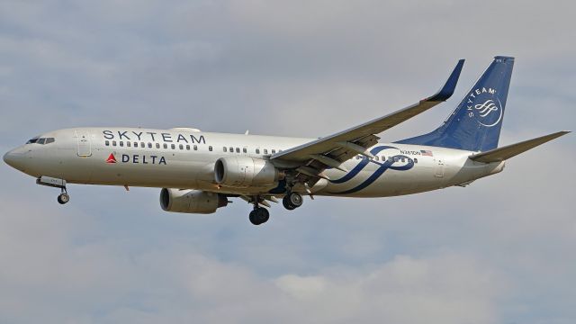 Boeing 737-700 (N381DN) - October 13, 2018 -- Delta 2409 on short final to runway 2L.