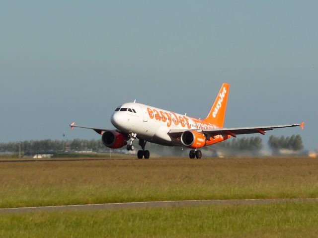 Airbus A319 (G-EZIO)
