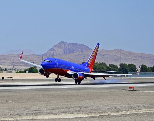 Boeing 737-700 (N776WN) - Crosswind  Southwest Airlines Boeing 737-7H4 N776WN (cn 30591/620)  Las Vegas - McCarran International (LAS / KLAS) USA - Nevada, May 7, 2011 Photo: Tomás Del Coro