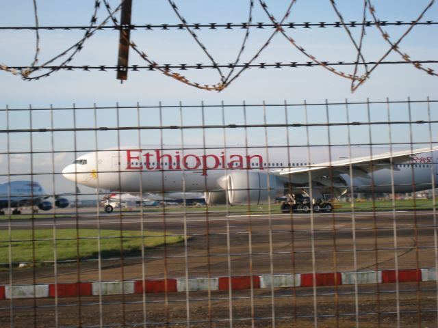 BOEING 777-200LR (ET-AQL) - Ethiopian 777 landing at Heathrow