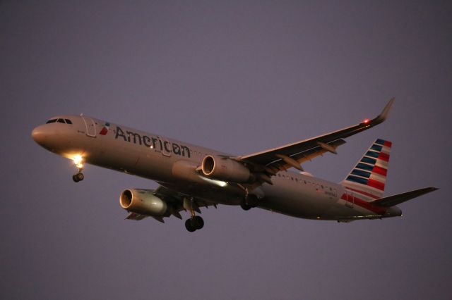 Airbus A321 (N989AU)