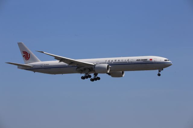 BOEING 777-300ER (B-2038)