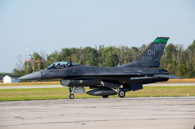 Lockheed F-16 Fighting Falcon (90702) - A United States Air Force F-16C 90-702 taxiing to ramp during Airshow London 2017 at CYXU.