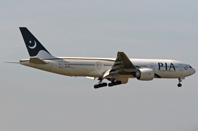 Boeing 777-200 (AP-BGK)