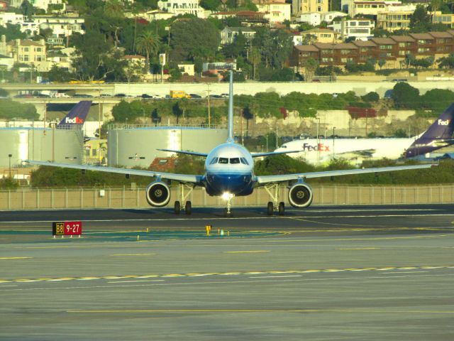 Airbus A320 (N423UA)