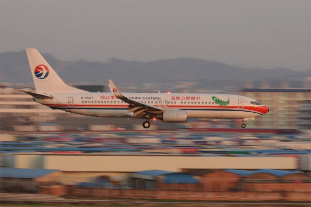 Boeing 737-800 (B-5527)