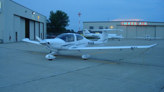 Diamond Star (N418AM) - Diamond DA-40 N418AM  sitting at her home base, Image Air KBMI