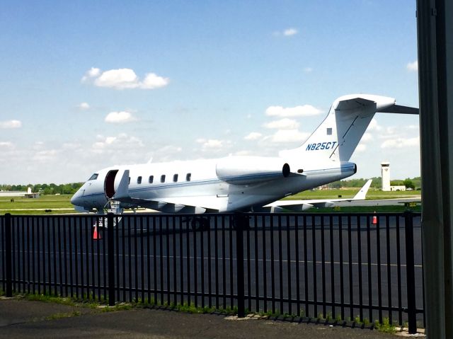 Bombardier Challenger 300 (N825CT)