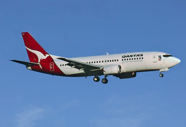 BOEING 737-300 (VH-TAJ) - QANTAS - BOEING 737-376 - REG : VH-TAJ (CN 23484/1270) - ADELAIDE INTERNATIONAL AIRPORT SA. AUSTRALIA - YPAD (24/10/1995)