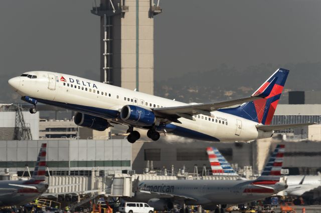 Boeing 737-800 (N774DE) - 11th November, 2024: Delta flight DE 1793 headed to Puerto Vallarta, Mexico rotates from runway 25L at LAX past the control tower structure. 