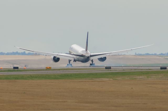 Boeing 787-8 (N20904) - Boeing 787 dreamliner touching down at KDEN