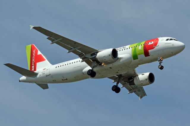 Airbus A320 (CS-TNW) - Kongelundsfortet RWY04L