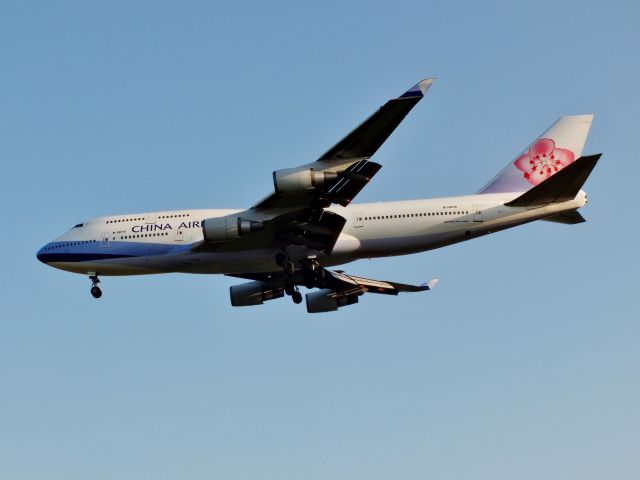 Boeing 747-400 (B-18215)