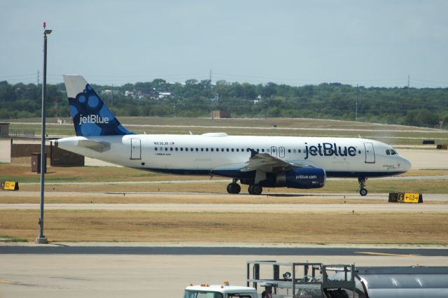 Airbus A320 (N636JB)