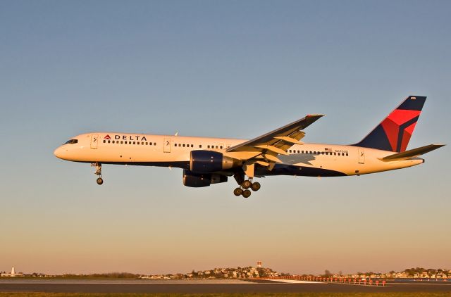 Boeing 757-200 (N6703D) - RWY 33L arrival