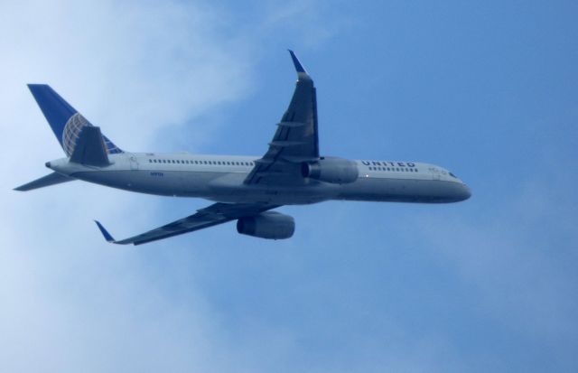 Boeing 757-200 (N19136) - Shown here is a United Airlines Boeing 757-200 a few minutes until landing in the Summer of 2018.