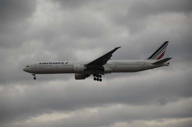 BOEING 777-300 (F-GSQI) - Final Approach to NRT Airport R/W34L on 2012/01/01