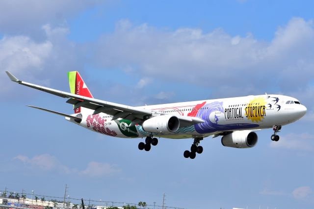 Airbus A330-300 (CS-TOW)