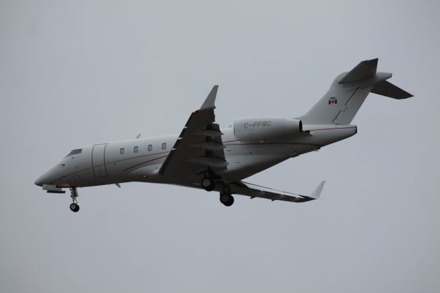 Bombardier Challenger 300 (C-FFBC) - Challenger C-FFBC on final for runway 6.