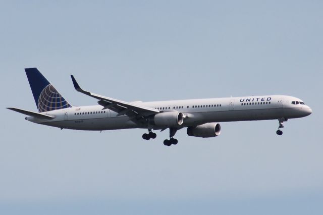 BOEING 757-300 (N56859) - The longest narrowbody aircraft in the world, the 757-300, arrives on its usual flight from SFO.