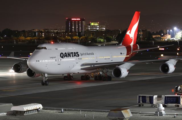 Boeing 747-400 (VH-OEH) - Taxiing after landing.