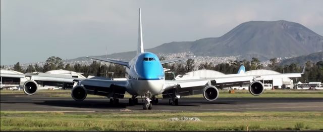 Boeing 747-400 (PH-BFU) - Enorme e imponente esa mirada directa en el aeropuerto internacional de la CDMX