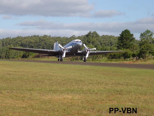 Douglas DC-3 (PP-VBN) - Aeroporto de Garibaldi