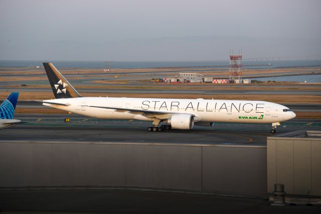 BOEING 777-300ER (B-16715)