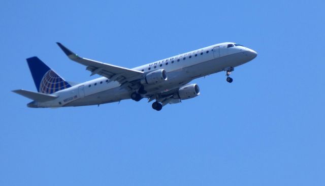 Embraer 170/175 (N85320) - On final is this 2015 United Express Embraer ERJ-170-200LR in the Spring of 2019.