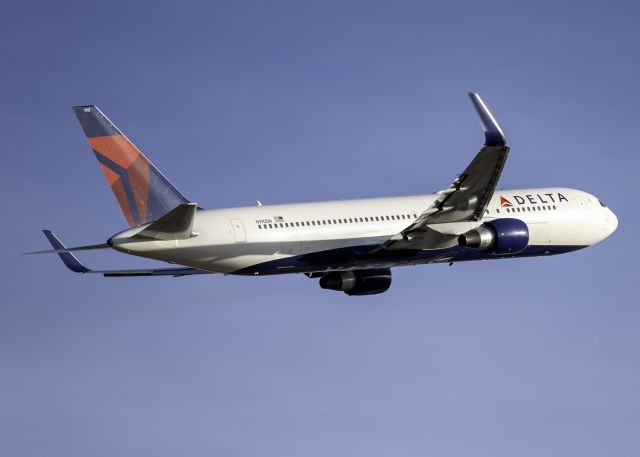 BOEING 767-300 (N190DN)