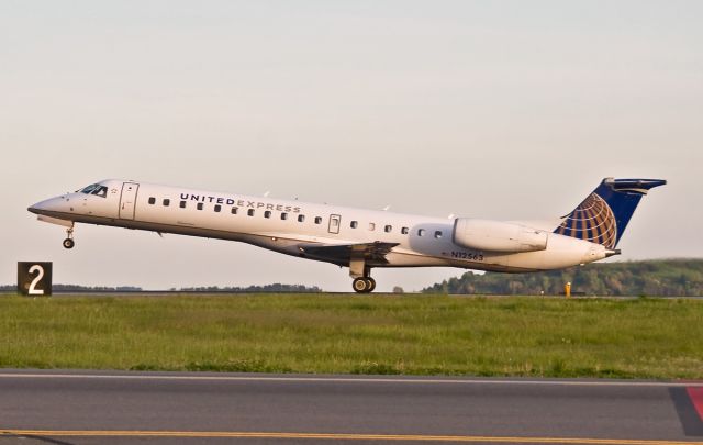 Embraer ERJ-135 (N12563)