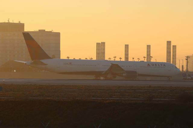 BOEING 767-400 (N834MH)