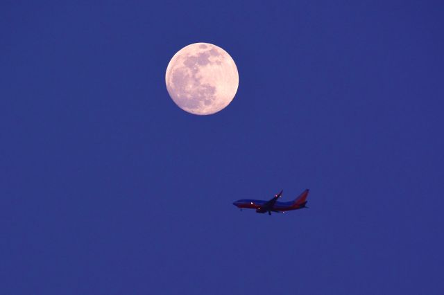 Boeing 737-800 — - Southwest 737-800 heads to McCarran beneath a full moonbr /Not sure but I believe this was flight #1085 from SMF