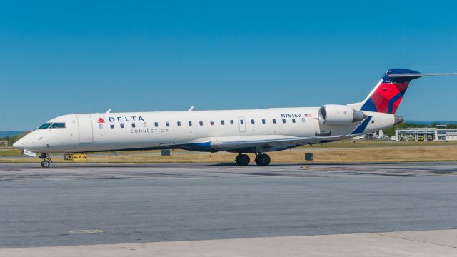 Canadair Regional Jet CRJ-700 (N754EV)