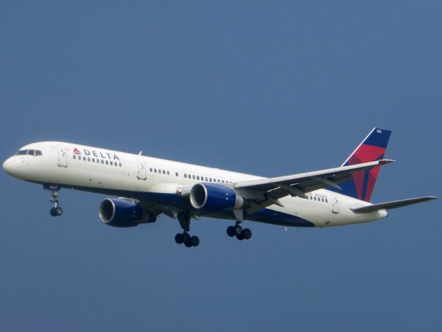 Boeing 757-200 (N522US) - Delta Airlines 757-200 7/18/13