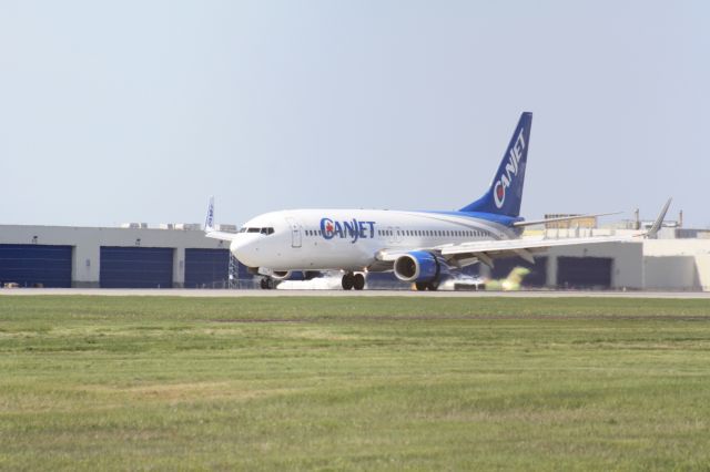 Boeing 737-800 (C-FYQN)