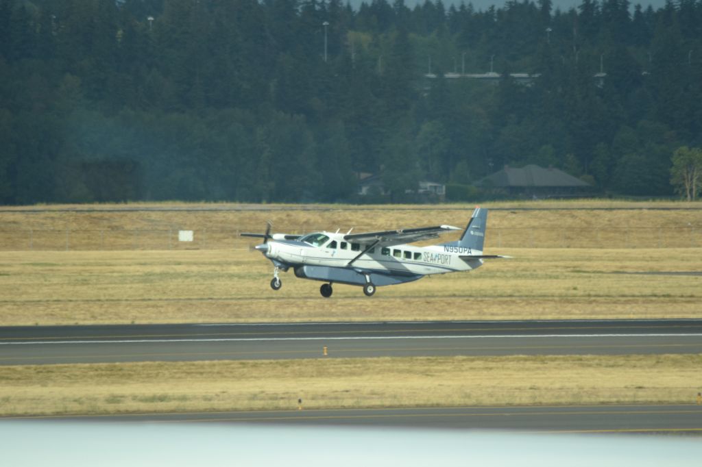 Cessna Caravan (N950PA) - Landing at PDX