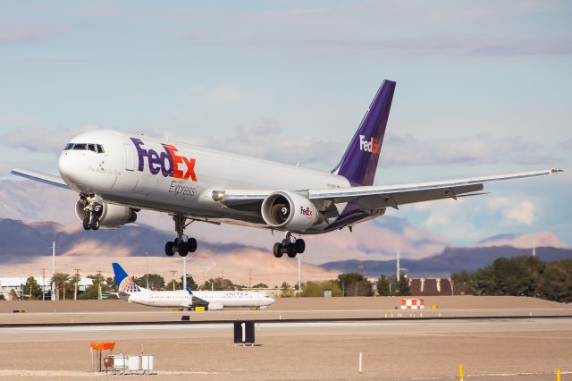 BOEING 767-300 (N138FE)