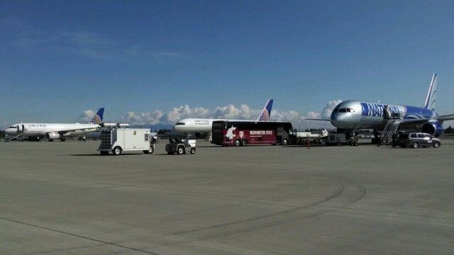 Boeing 757-200 (N176CA) - Something you really do not see often. A National Airlines Boeing 757-200 and a United Airlines Boeing 757-200 and Airbus A320 prepare to depart the airport for an NCAA Tournament charter flight.