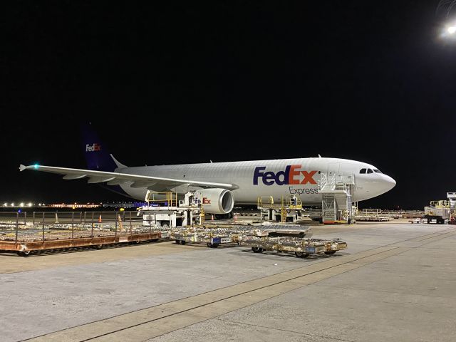 Airbus A300F4-600 (N690FE) - Night Time ops soon to begin at FedEx Memphis World Hub