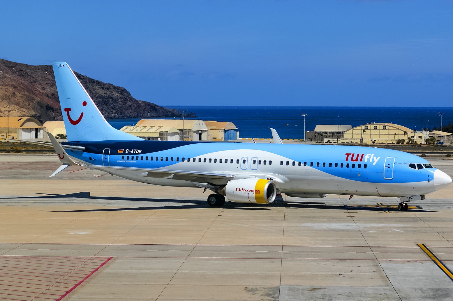 Boeing 737-800 (D-ATUE) - rare combination, white nose and yellow engine cover!!