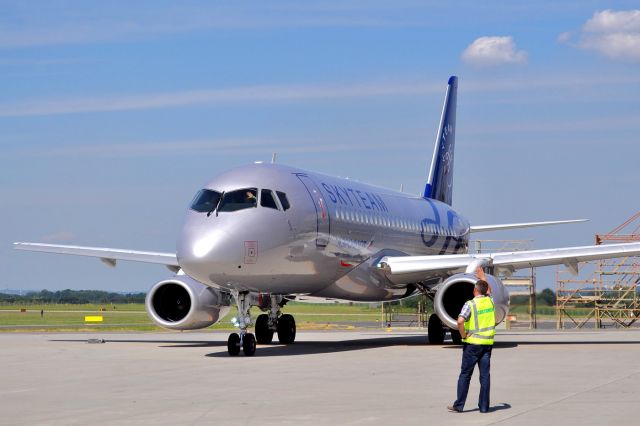 Sukhoi Superjet 100 (RA-89015)