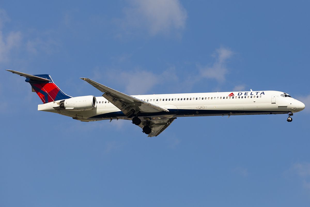 McDonnell Douglas MD-90 (N914DN)