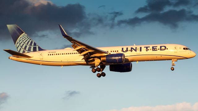 Boeing 757-200 (N41140) - A United 757-224 sporting the Evo-blue livery making a stunning approach into Newark during sunset.