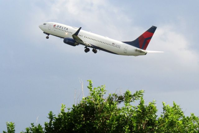 Boeing 737-800 (N3735D)