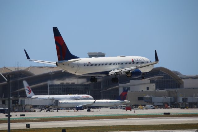 Boeing 737-800 (N3767)